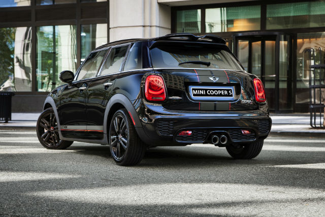 這款MINI Cooper S Carbon Edition採用了John Cooper Works Pro Tuning Kit動力改裝套件，可使動能輸出從原本的189匹馬力大幅升級至208匹馬力。