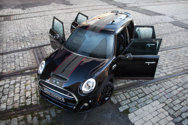 MINI Cooper S Carbon Edition採四門設計，全車以Midnight Black神秘的午夜黑為塗裝，並搭配上消光黑的賽車條紋。