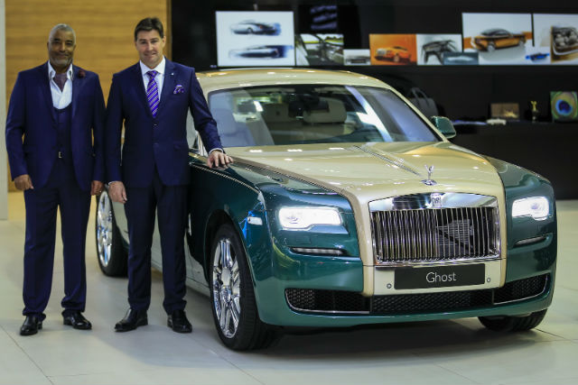 Rolls-Royce Ghost Golf是以Ghost為基礎打造而成，外觀同樣採雙色塗裝設計，分別為Brooklands Green復古綠及Desert Dune米棕色混搭而成。