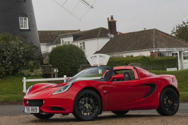 Lotus Elise Sport減輕了10公斤至車重現為866公斤，搭載1.6升汽油引擎，可輸出134匹的最大馬力、16公斤米的峰值扭力。