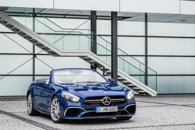 這部2017年式的Mercedes-Benz SL有著不少的外觀更動，並導入許多現行的家族設計手法。