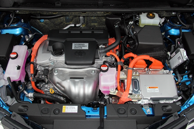 Hybrid車型以一具原廠代號2AR-FXE的2.5升四缸Atkinson循環引擎搭配電動馬達，引擎本體最大馬力為155hp，而電動馬達則可輸出143hp/27.5kgm最大動力，兩者相互搭配之下最大綜效馬力輸出為190hp。