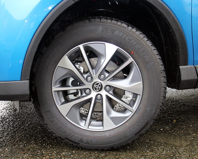 RAV4 Hybrid懸吊系統為前麥花臣、後雙A臂設定，搭配225/65R17胎組。