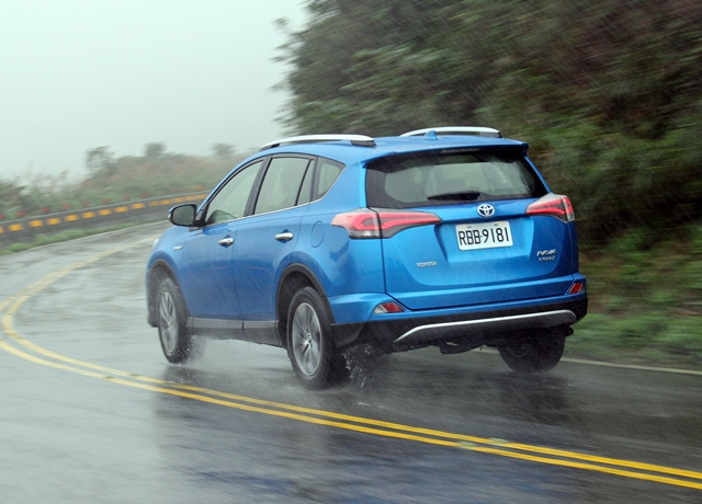 RAV4 Hybrid的懸吊設定偏向舒適，並不適合太激烈操駕。