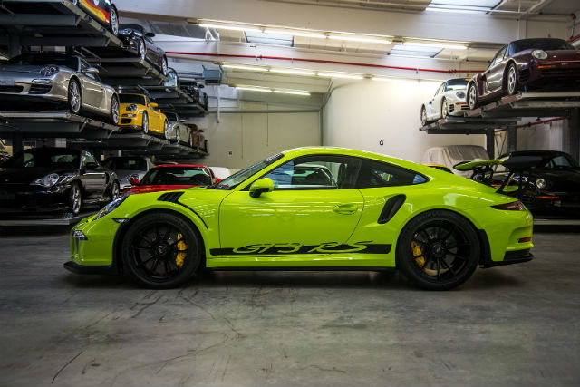 這部客製的Porsche 911 GT3 RS以Birch Green作為外觀塗裝，側邊擁有「GT3 RS」字樣的車身線條。