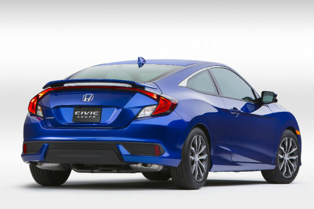 2016 Honda Civic CoupeA柱部分更顯獨特，且擁有更新潮的擋風玻璃、以及連結C狀LED尾燈的車尾。