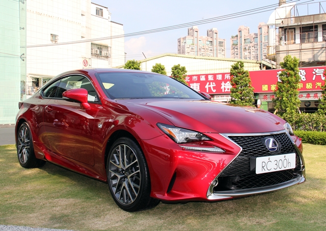 RC 200t F Sport與RC300h F Sport車型部分，則是特別配備了19吋黑色輪圈、橘色卡鉗以及車側的F Sport專屬徽飾。