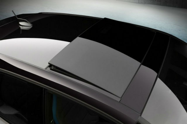 這部BMW i3 Shadow Sport Edition擁有Fluid Black如水汪汪般的亮黑塗漆，搭配上全景觀天窗。