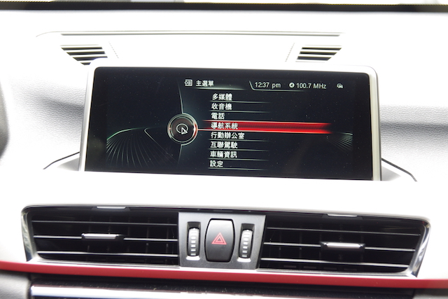 多半的功能，都集中在 6.5 吋的 iDrive 螢幕，可以進行導航、電話、行動辦公室等功能。
