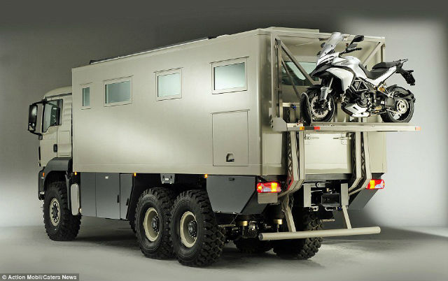 Action Mobil Global XRS 7200車尾設有可放置重機的升降機裝置。