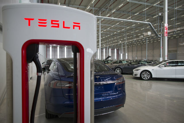 Tesla Model 3的車型有望以BMW 3-series為基礎進行打造，並聲稱一次充電完成有322公里的續航力。（圖片來源／彭博社）