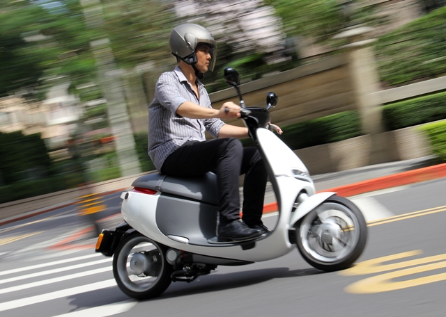 面對大約10~15km左右的通勤距離，其實後座乘客往往會反應坐墊不舒適以及乘坐空間太狹窄的問題。
