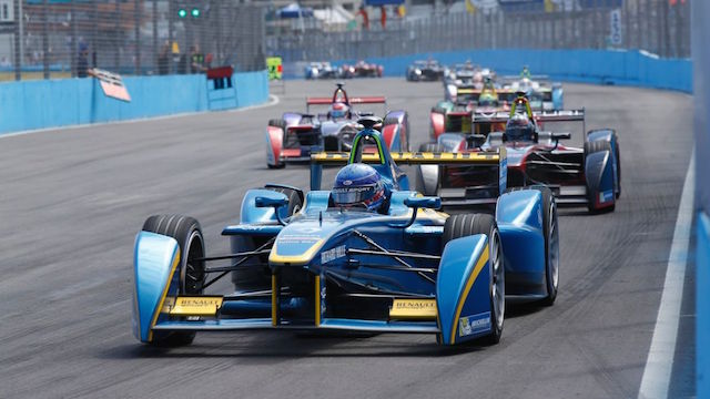 下一季2016-2017賽事中，以無人駕駛的電動方程式賽車的ROBORACE，將在每場 ePrix 賽前 2 小時舉行，比賽時間約 1 小時，車隊只能針對賽車的軟體做修改，不能對賽車做任何的物理改變。（圖片來源／a.fssta.com）