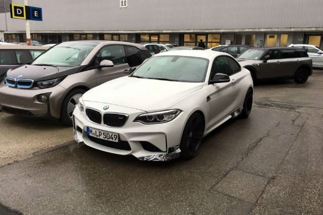 近日外媒便捕捉到新BMW M2的低度偽裝照，可看出身上增加了更多M Performance高性能加裝套件。