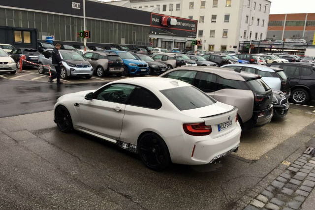 BMW M2的動力輸出仍維持同樣的設定，搭載3.0升M TwinPower Turbo引擎，可輸出365匹的最大馬力、47公斤米的峰值扭力。