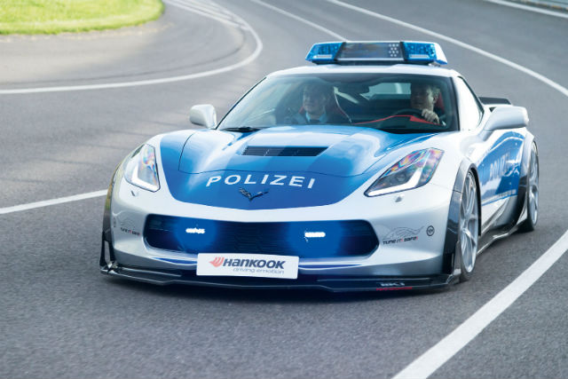 警方帶頭改車？  警用改裝款 Chevrolet Corvette 現身德國埃森車展