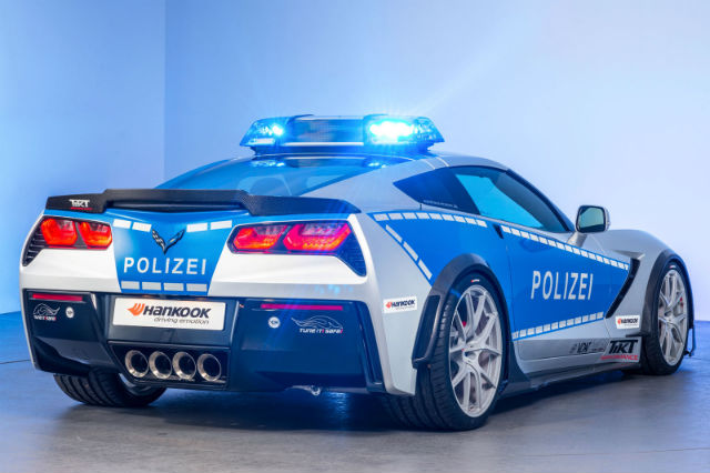 Chevrolet Corvette全車換上碳纖維製成的空力套件，包括前後擾流板、外擴輪拱、運動化側裙、以及一組配合車尾造型開發的後尾翼。