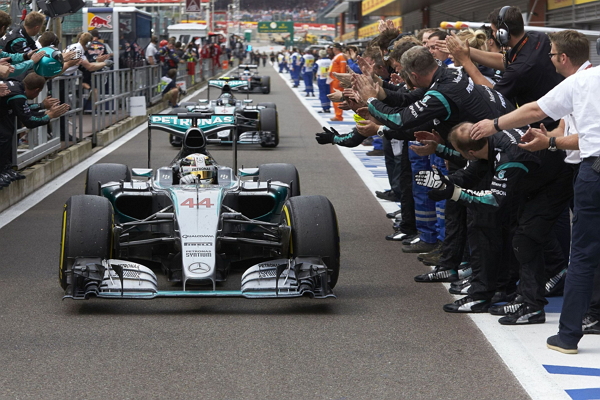 MERCEDES AMG PETRONAS 車隊提前奪冠