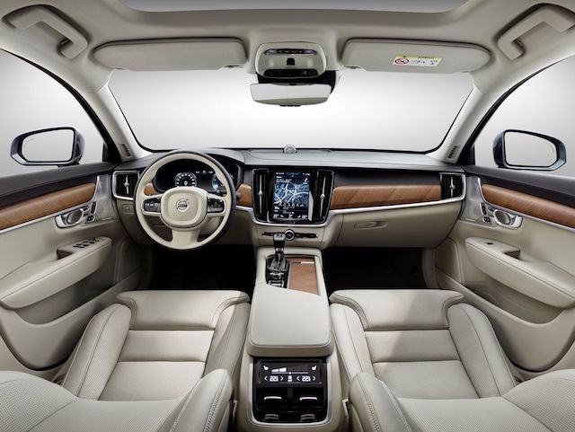 與新世代的 XC90 一樣，有著大型直立螢幕擺放在中控台，整合音響、空調、通訊等。