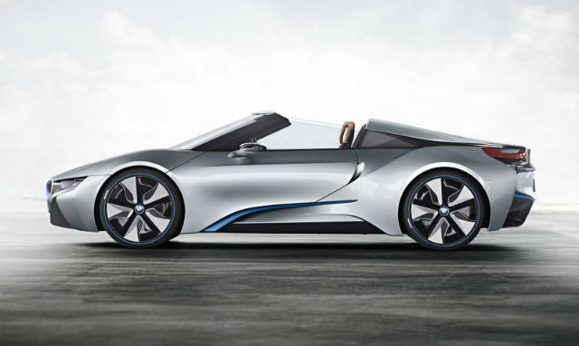 i8的混合動力系統則由1.5升三缸雙渦輪增壓引擎、搭配一具電動馬達與鋰電池所組成，綜效馬力達到362匹。