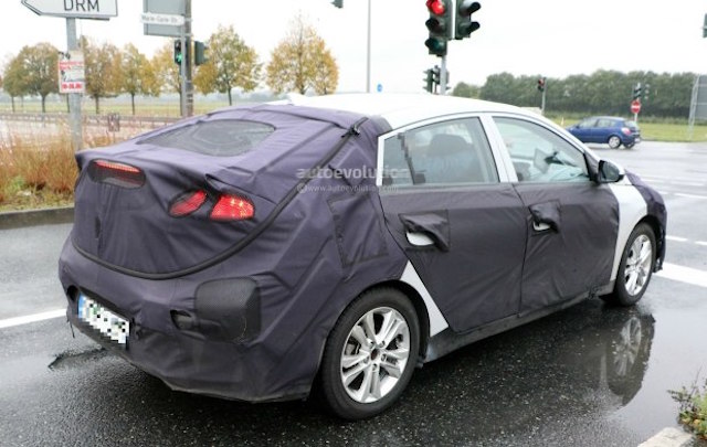 Toyota Prius 殺手？ Hyundai Ioniq 插電混合動力內裝照曝光