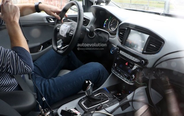Toyota Prius 殺手？ Hyundai Ioniq 插電混合動力內裝照曝光