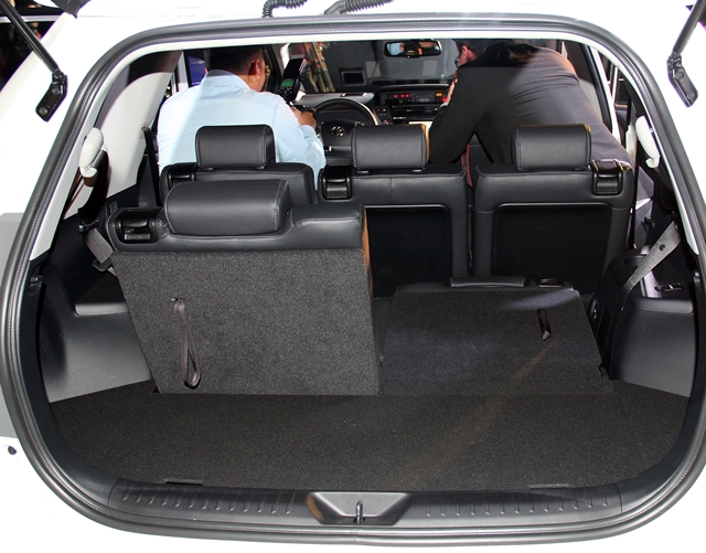 切入市場真空帶！ Toyota Prius α 小型 Hybrid 七人座車展前發表