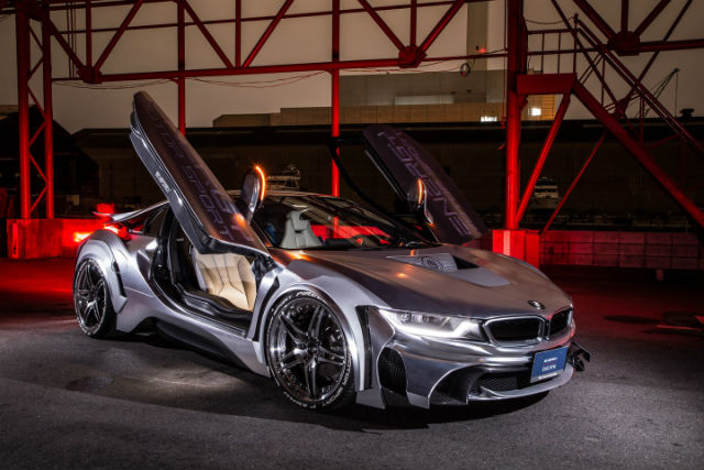 改裝後的BMW i8擁有啞光鍍鉻的車身塗裝，並且導入了EVO i8的Bodykit專屬空力套件，未來感十足。