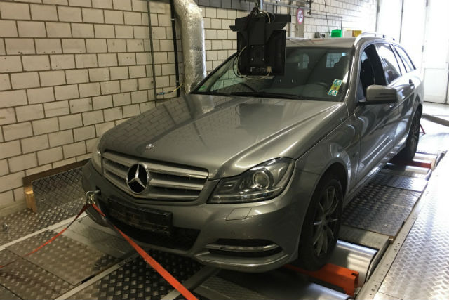 德國環保遊說組織DUH針對Mercedes C200 CDI進行碳排放測試，近日釋出了測試結果超過法定標準的兩倍之多。（圖片來源／DUH）