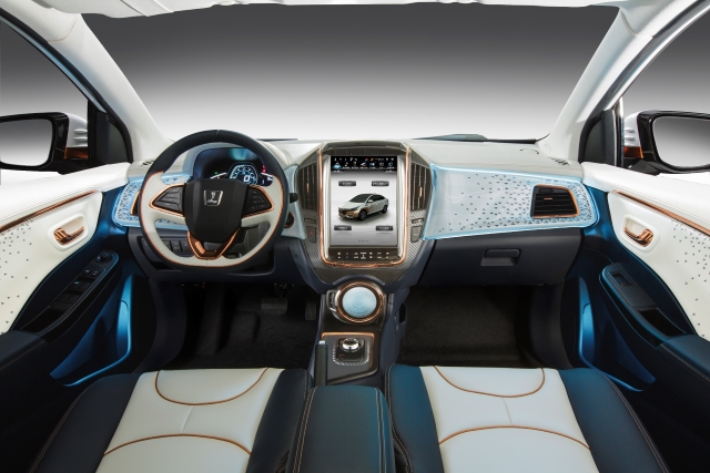 UXGEN LINK⁺車聯網技術，讓行車更加智慧與便利。