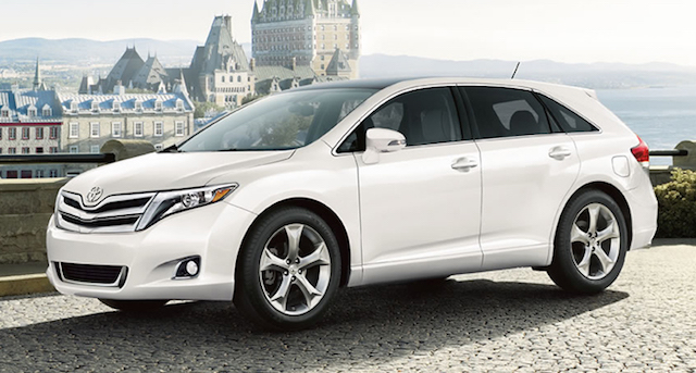 屬於中大型休旅車的 Toyota Venza，因為車主疏忽，讓肚子餓很久的熊破壞其內裝。