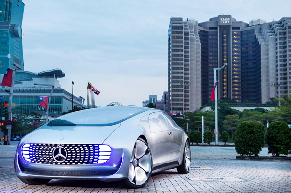 自駕車的預想 Mercedes-Benz F 015 信義區快閃巡迴