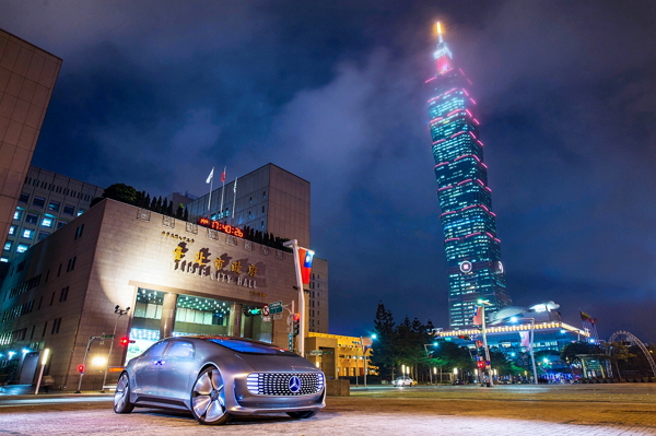 自駕車的預想 Mercedes-Benz F 015 信義區快閃巡迴