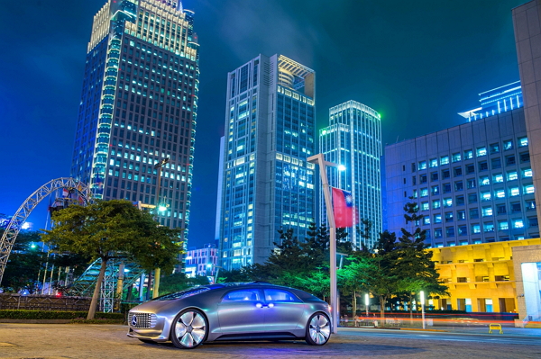 自駕車的預想 Mercedes-Benz F 015 信義區快閃巡迴