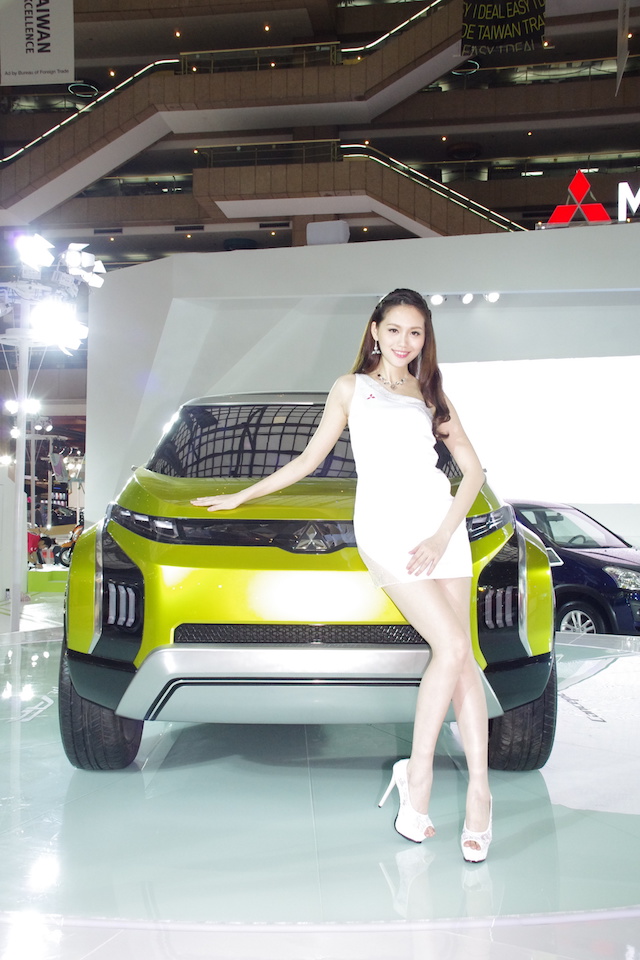Nini搭配的是Mitsubishi AR Concept概念車，採油電混合動力。