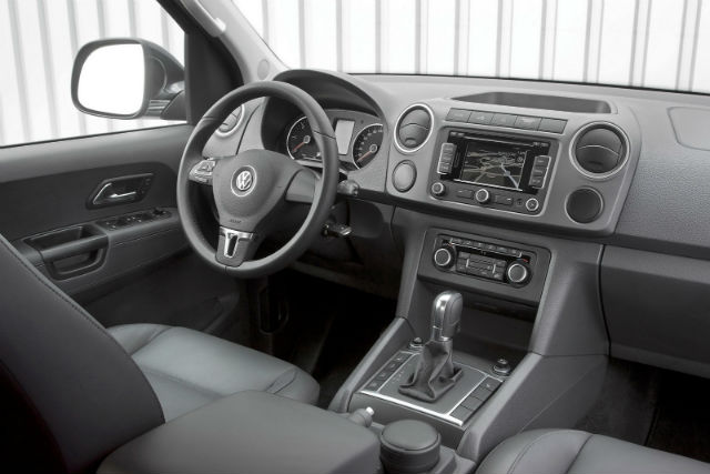 座艙部份，搭配上新升級過後的多媒體娛樂系統，能夠分別與Android Auto／Apple CarPlay兩大軟體相容。
