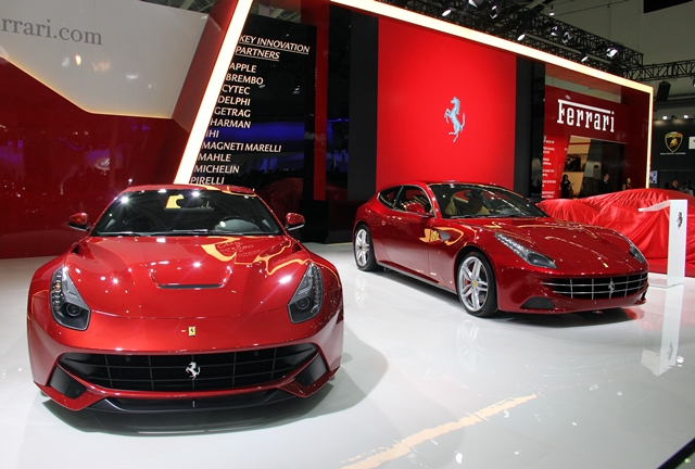 Ferrari台北車展在南港展覽館四樓展出，整個展區採用熱情的紅色佈局，搭配F12berlinetta、FF、488 GTB與California T這四輛帥氣頂尖超跑。