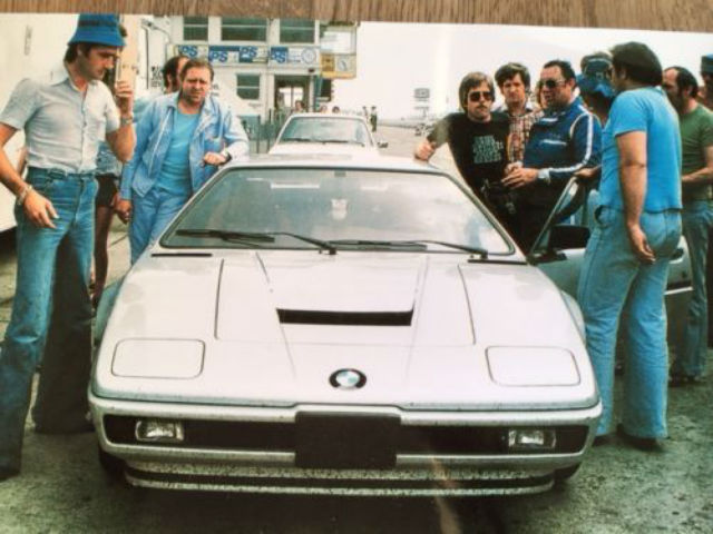 這部底盤代號E26、1977年式的BMW M1在經過65次的輪番搶標後，最後由一名熱衷人士以50,100美元的定標價買到。