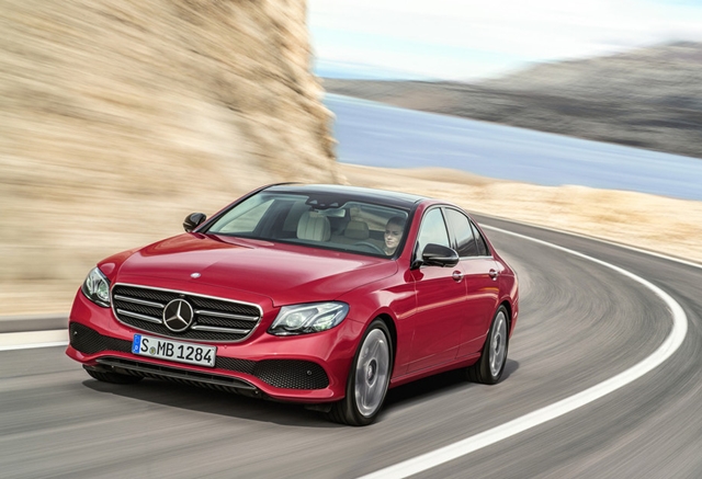 E350e則是以2.0升渦輪增壓引擎搭配電動馬達，最大馬力279hp。