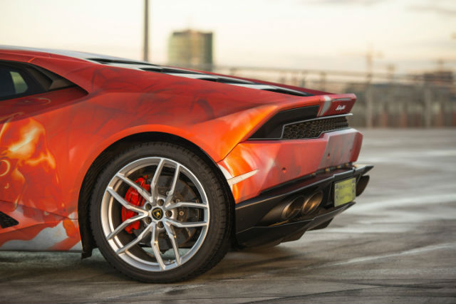 Lamborghini Huracan更改採用了知名品牌Akrapovic製成的碳纖維結合鈦金屬的正蠍排氣系統，讓整體的車重下降了20.5公斤。