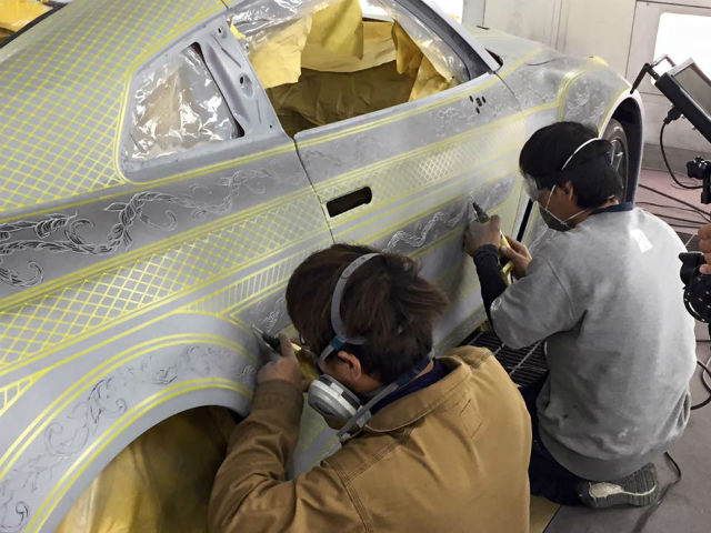 Artist在全車身上描繪出錯綜複雜的圖樣，雕刻師也緊接著進行設計雕刻，同時還必須保有鍍鉻材質的金屬光澤。