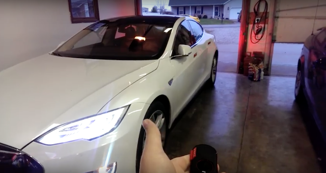透過軟體更新後，Tesla Model S 就能自動駛離車庫。（圖片來源／Youtube）