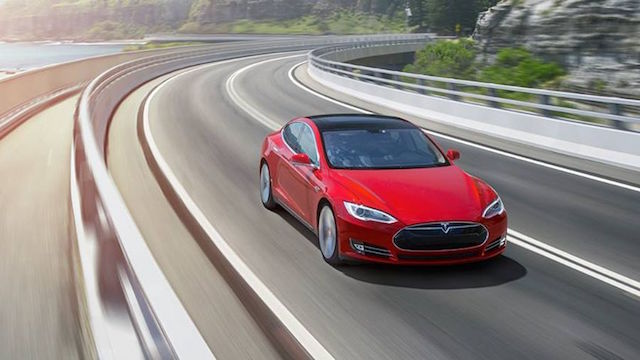 Tesla 新版軟體  召喚 Model S 自動去停車