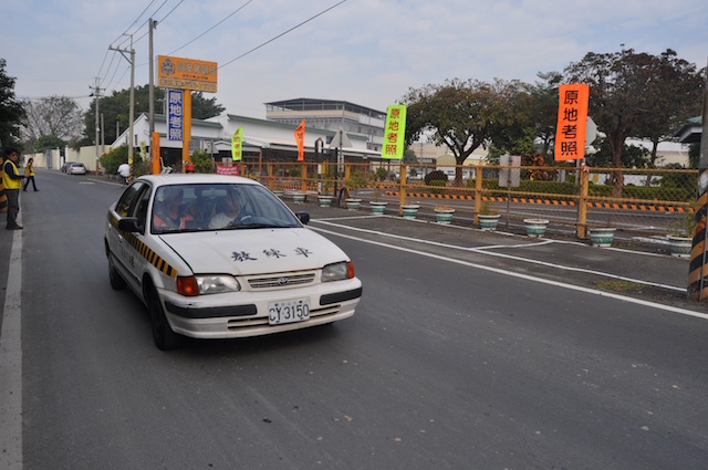 參加道路路試，有近 2 成的考生敗在變換車道、轉彎前 30 公尺未打方向燈而出局。（記者蘇福男攝）