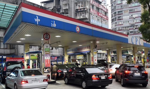 油價持續下探，大排長龍的景象已經難得一見。（記者羅沛德攝）
