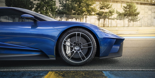 Ford GT 搭載 3.5 升 V6 EcoBoost 雙渦輪增壓引擎，搭配七速雙離合自手排變速箱，最大馬力可望突破 608 匹。