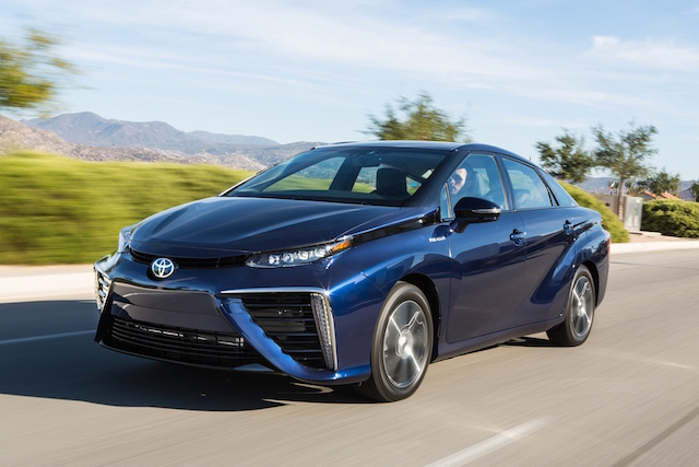 Toyota 推廣 Mirai 不遺餘力，去年還與電影回到未來的《Back to the future》的主角們合作，拍攝相關 CF。