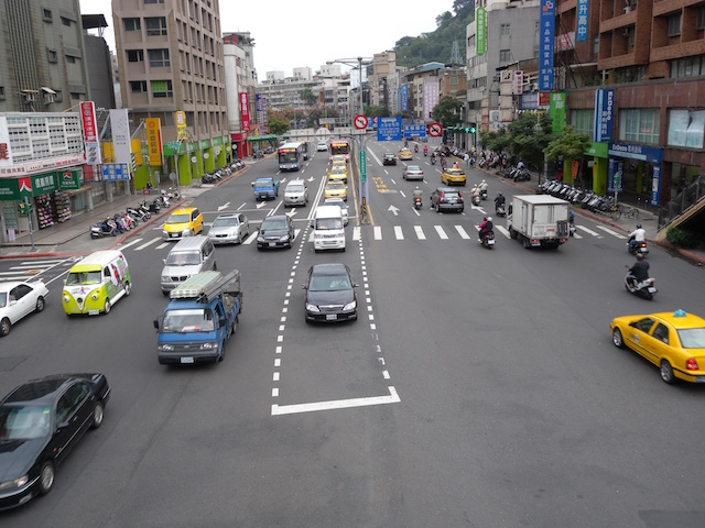 羅斯福路五段有四線道，取消一線道禁行機車。（記者吳亮儀攝）