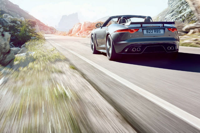 F-Type SVR仍是採用5.0升V8機械增壓引擎，但在經過原廠優化後，馬力從原先的550hp強勢提升至575hp、扭力也一舉來到71kgm。