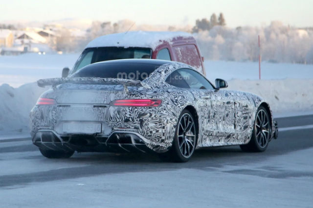 今夏問世！  Mercedes-AMG GT R 偽裝照雪地曝光